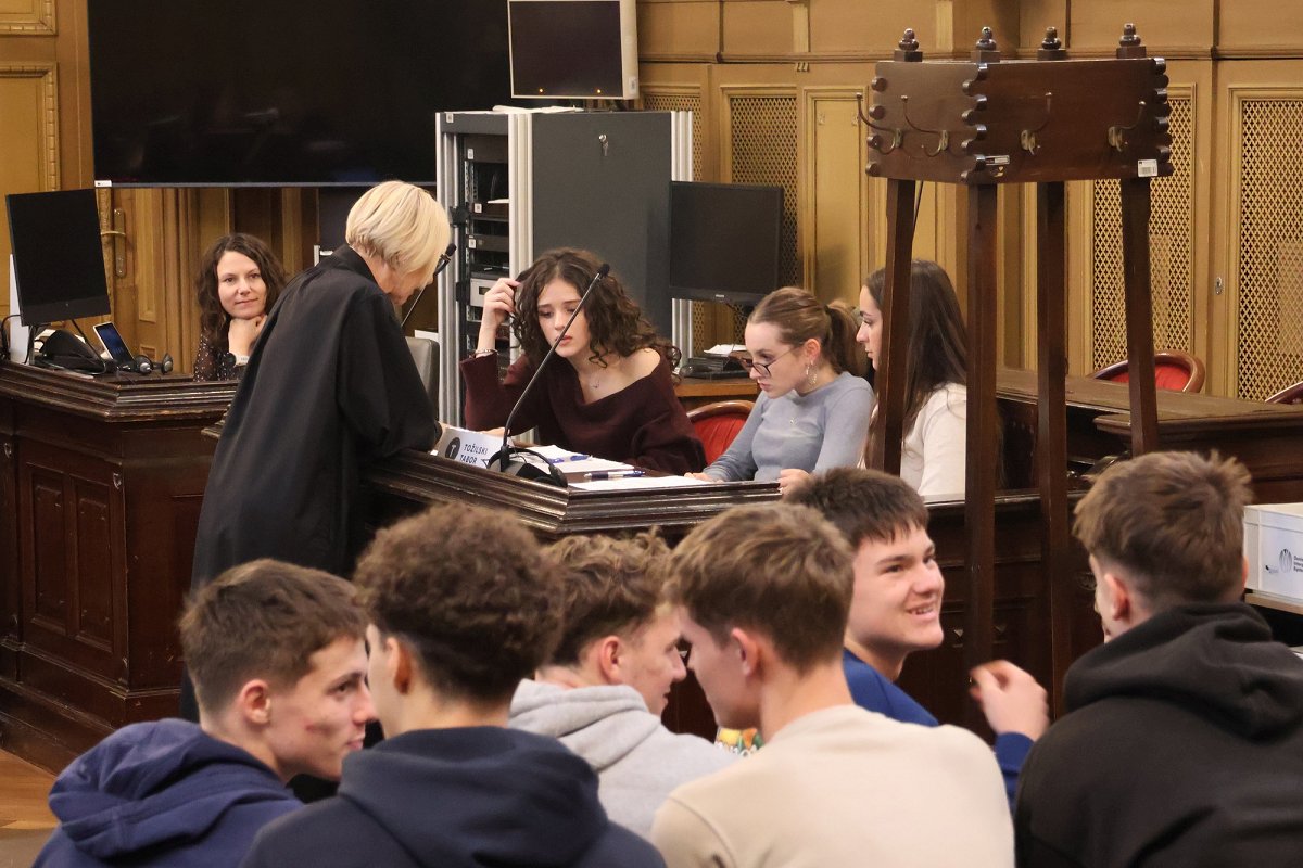 Gimnazijci v sodni dvorani