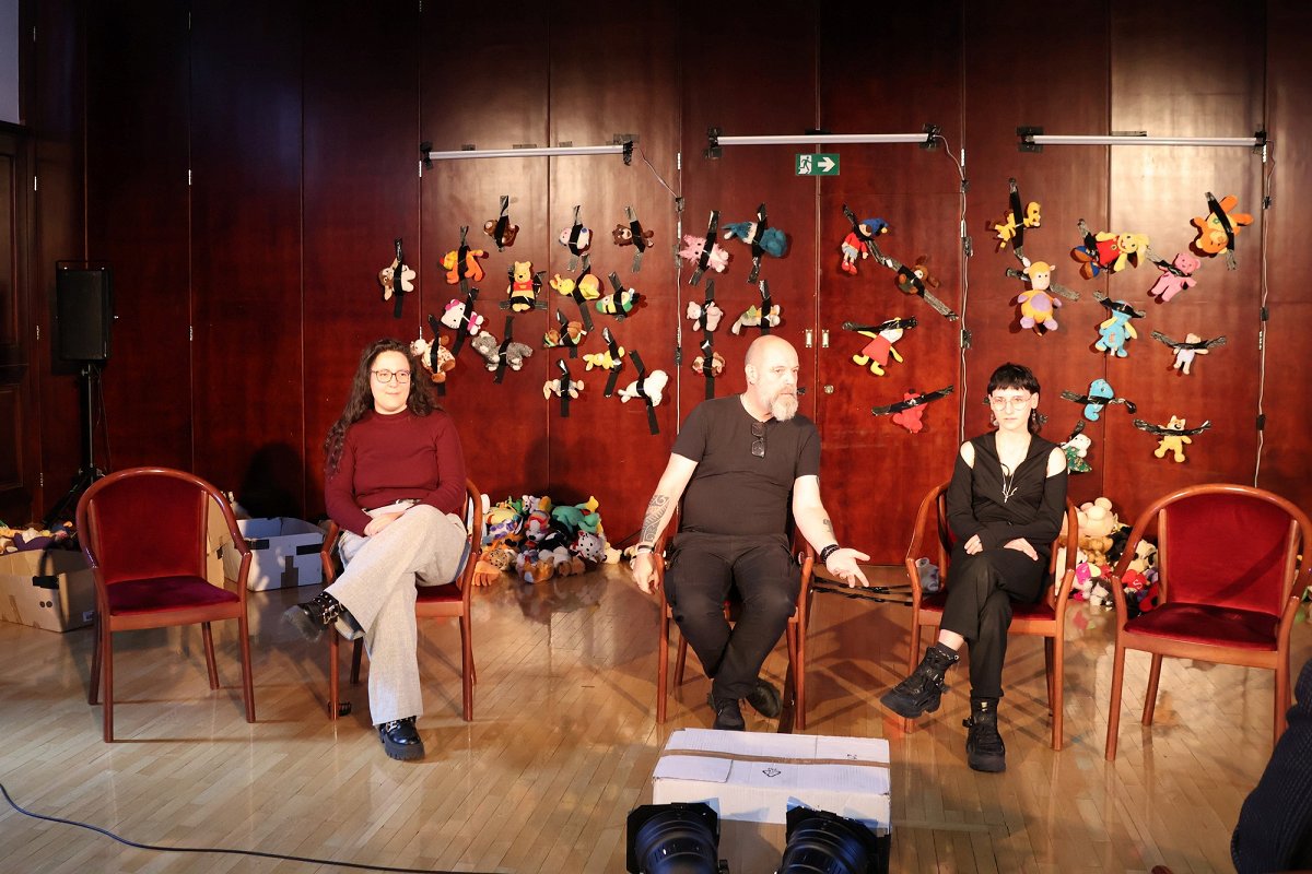 Gledališčniki s predstavo Krik: prvi glas