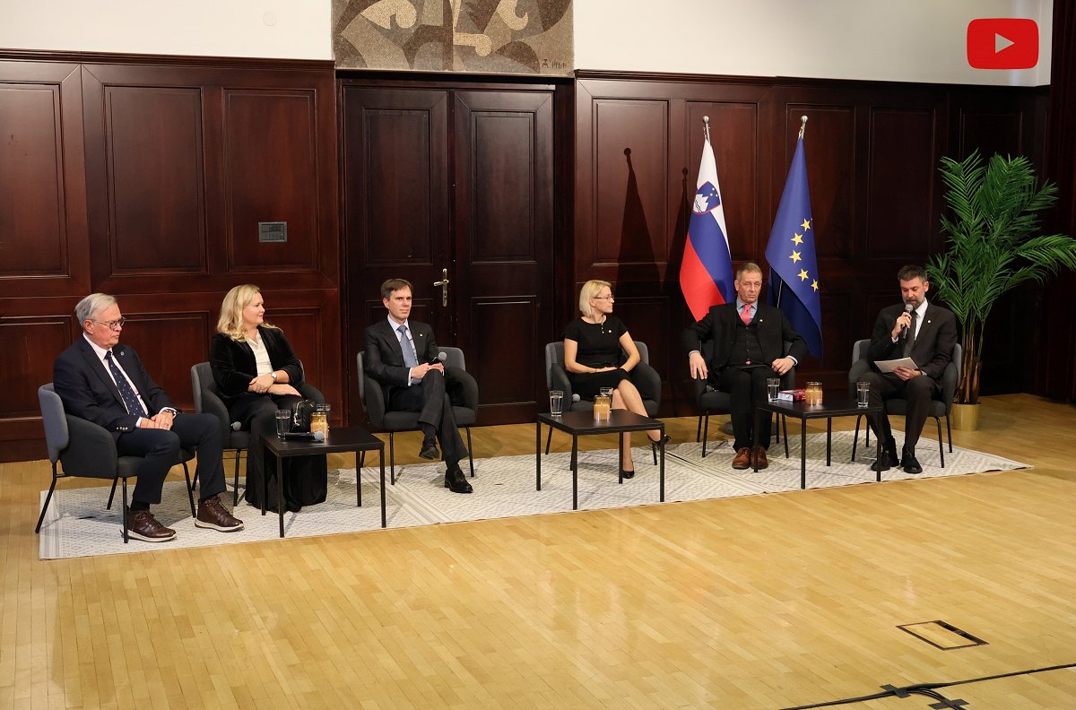 Sodelujoči na okrogli mizi Vrhovnega sodišča o Hugu Grotiusu