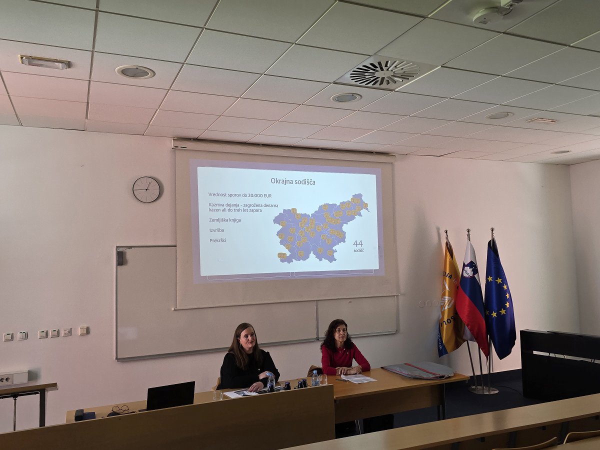 Dijaki Gimnazije in srednje šole Kočevje so v okviru spoznavanja poklicev gostili predstavnice Okrožnega sodišča v Ljubljani in Okrajnega sodišča v Kočevju.