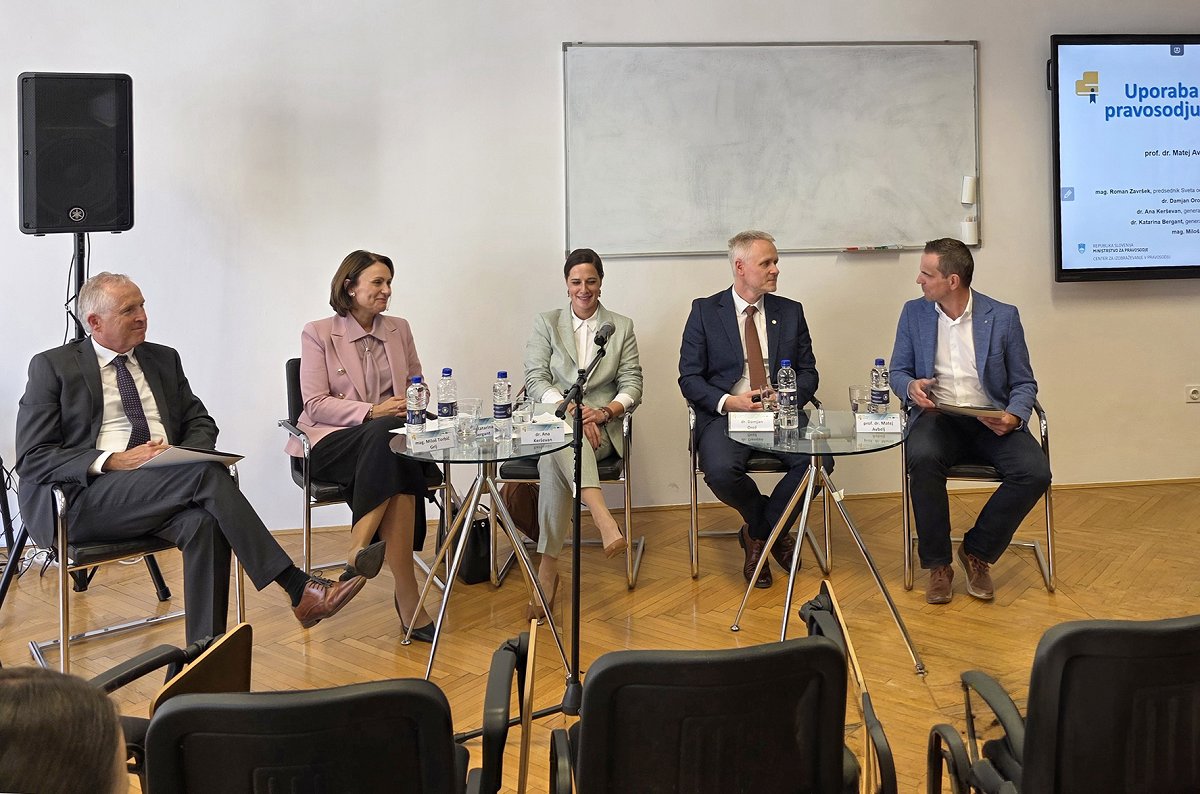 Udeleženci okrogle mize o uporabi UI v pravosodju